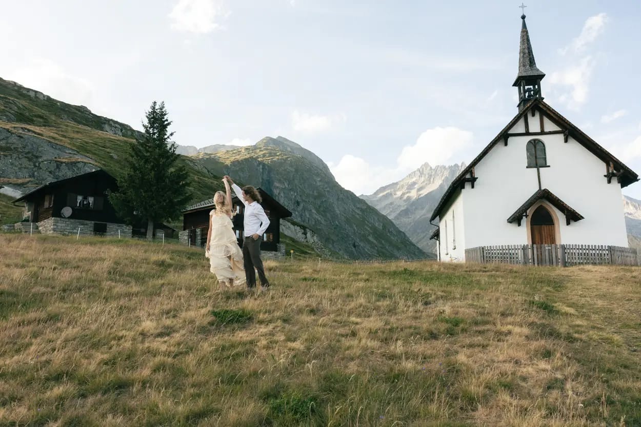 Sposi davanti alla cappella alpina di Belalp