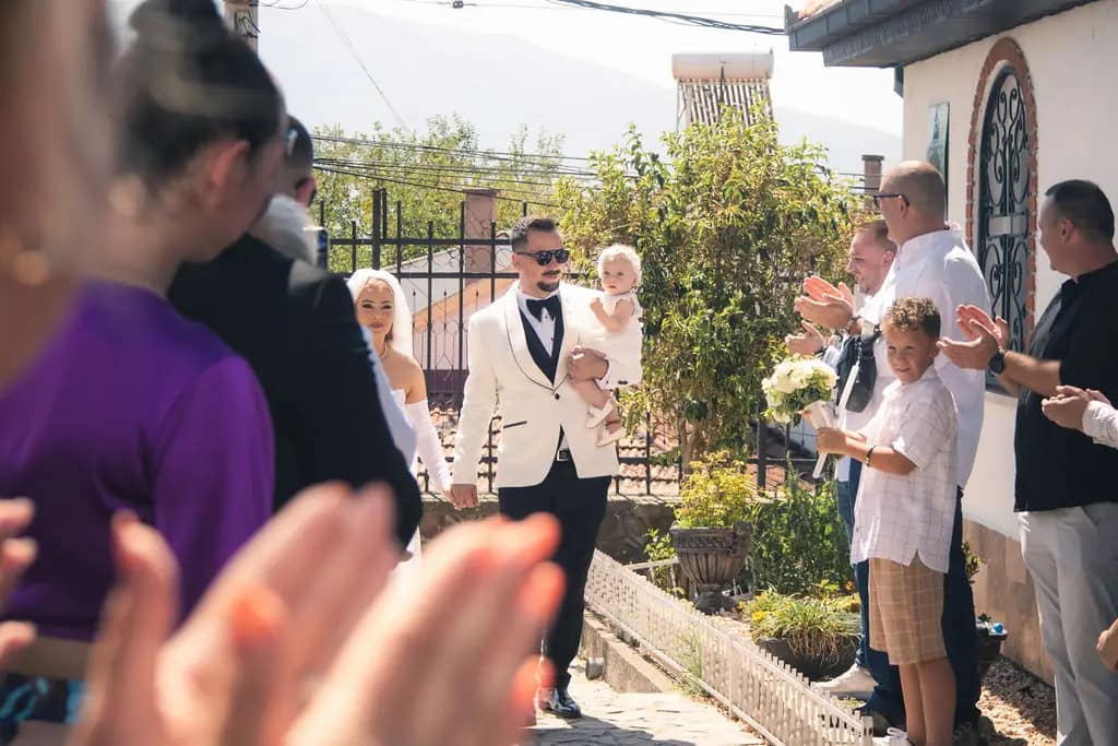 Invitati che lanciano il riso durante un matrimonio macedone