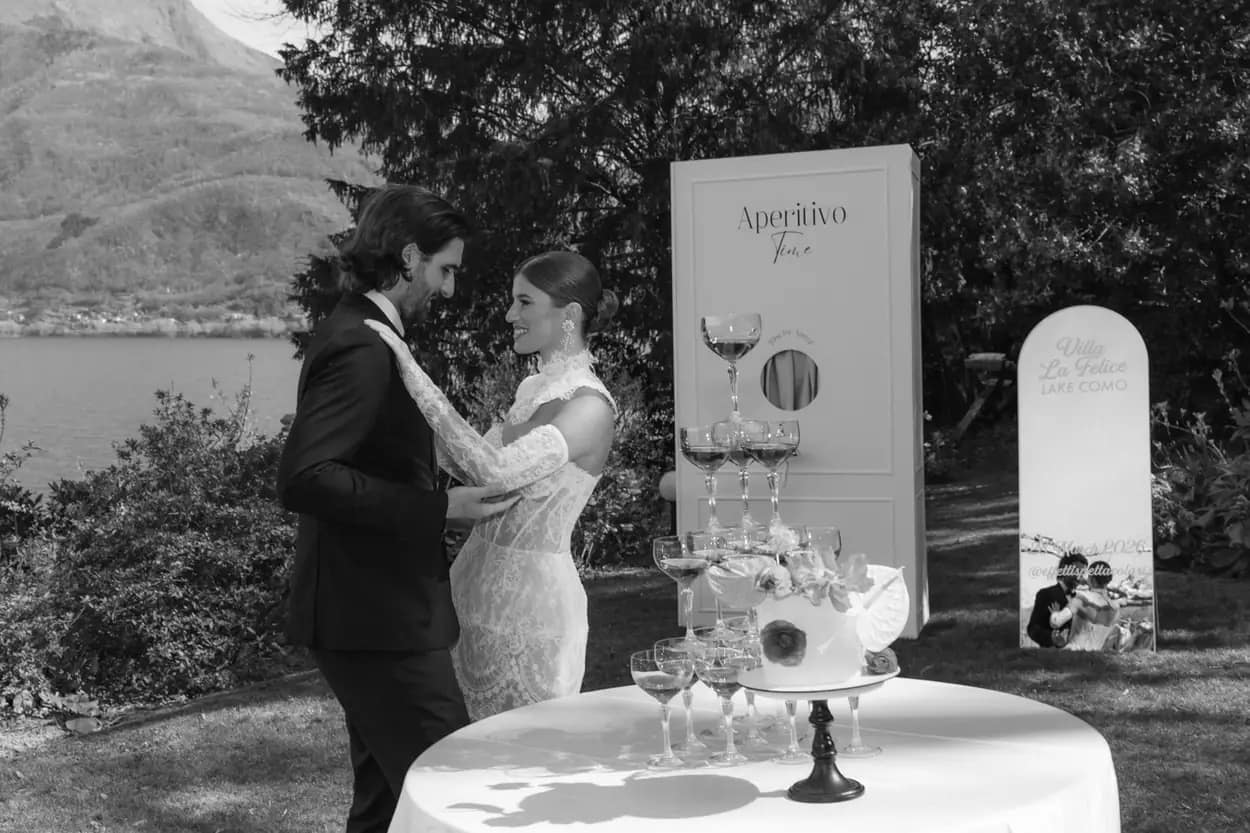 Brindisi degli sposi in bianco e nero durante un matrimonio in Ticino