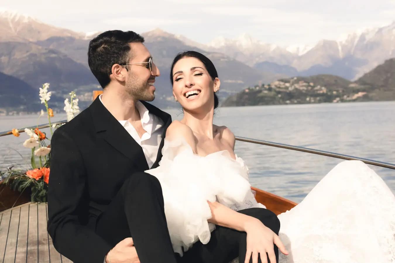 Sposi che ridono a bordo di una barca Riva sul Lago di Como